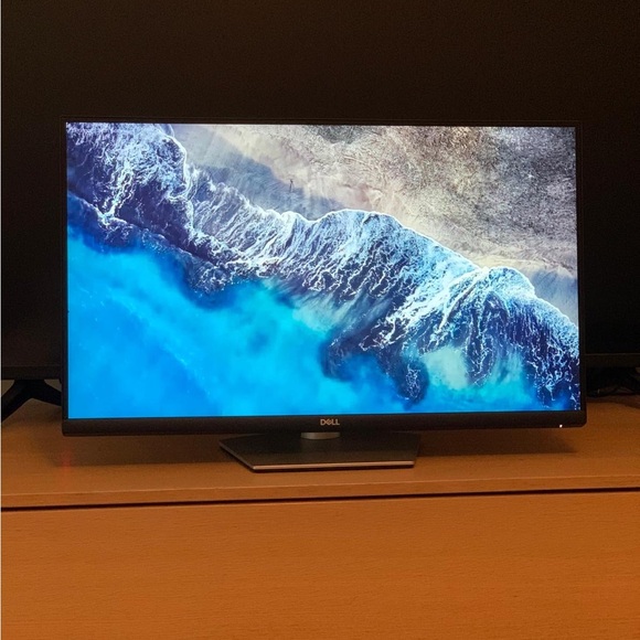 Dell S2721QS is a 27-inch 4K UHD (3840 x 2160)